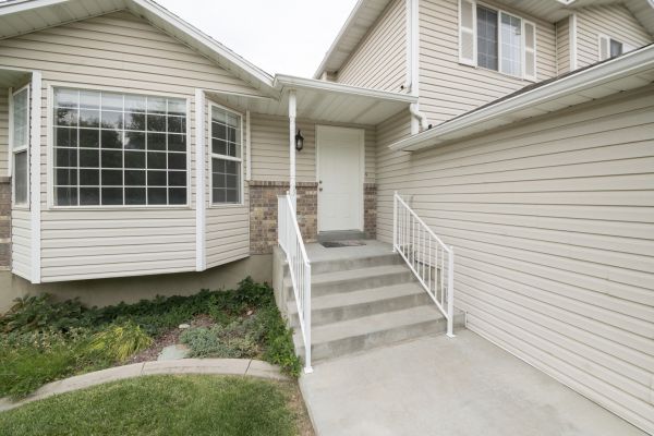 Cost of White Vinyl Siding Replacement in Conroe